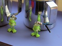 2015 Wein 015  Gummi Frosch am Froschbecher ist soetwas wie die Terracotta Armee des Chinesischen Kaisers. Nur zur Bewachung der Beches da!